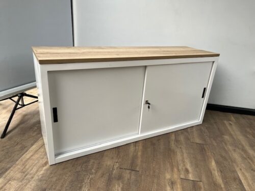 witte metalen schuifdeurkast
