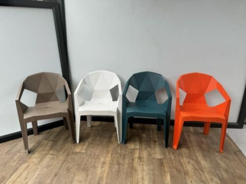 Stapelbare stoelen markant