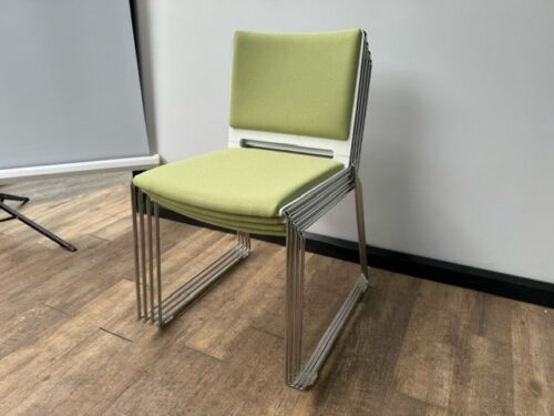 Markant stapelbare stoelen met stoffen zitting