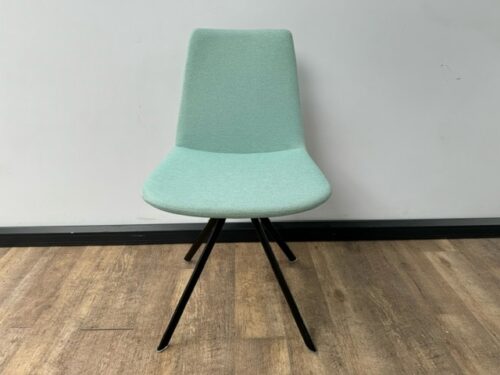 B&T design stoel Pera turquoise