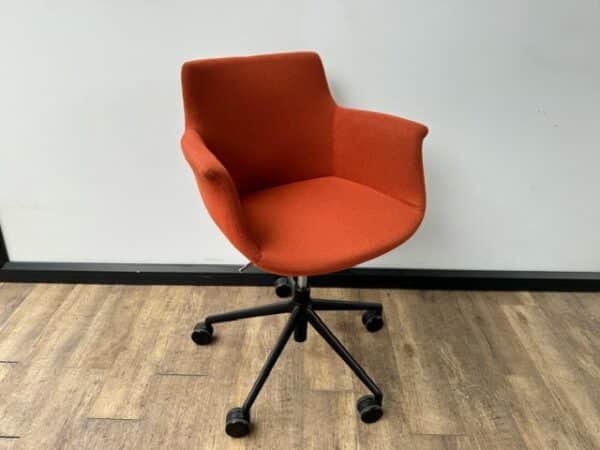 B&T design kuipstoel oranje rood