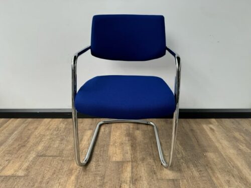 Markant design vergaderstoel blauw