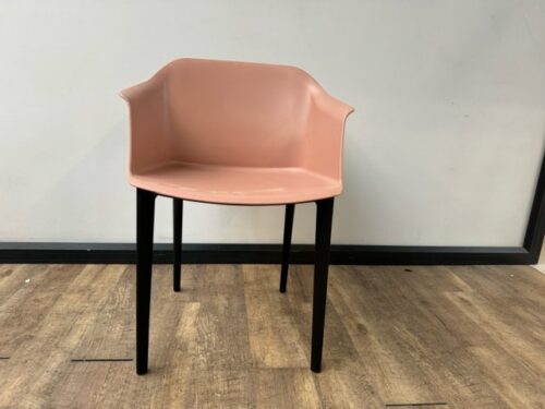 Roze kunststof kuipstoel
