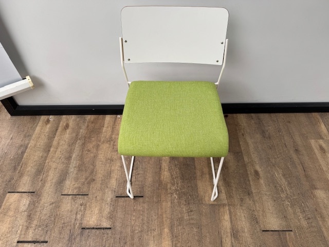 Stapelbare stoelen groen geel