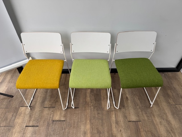 Stapelbare stoelen groen geel