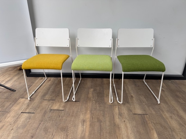 Stapelbare stoelen groen geel