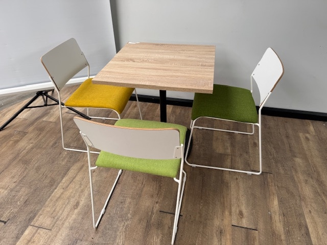 Stapelbare stoelen groen geel