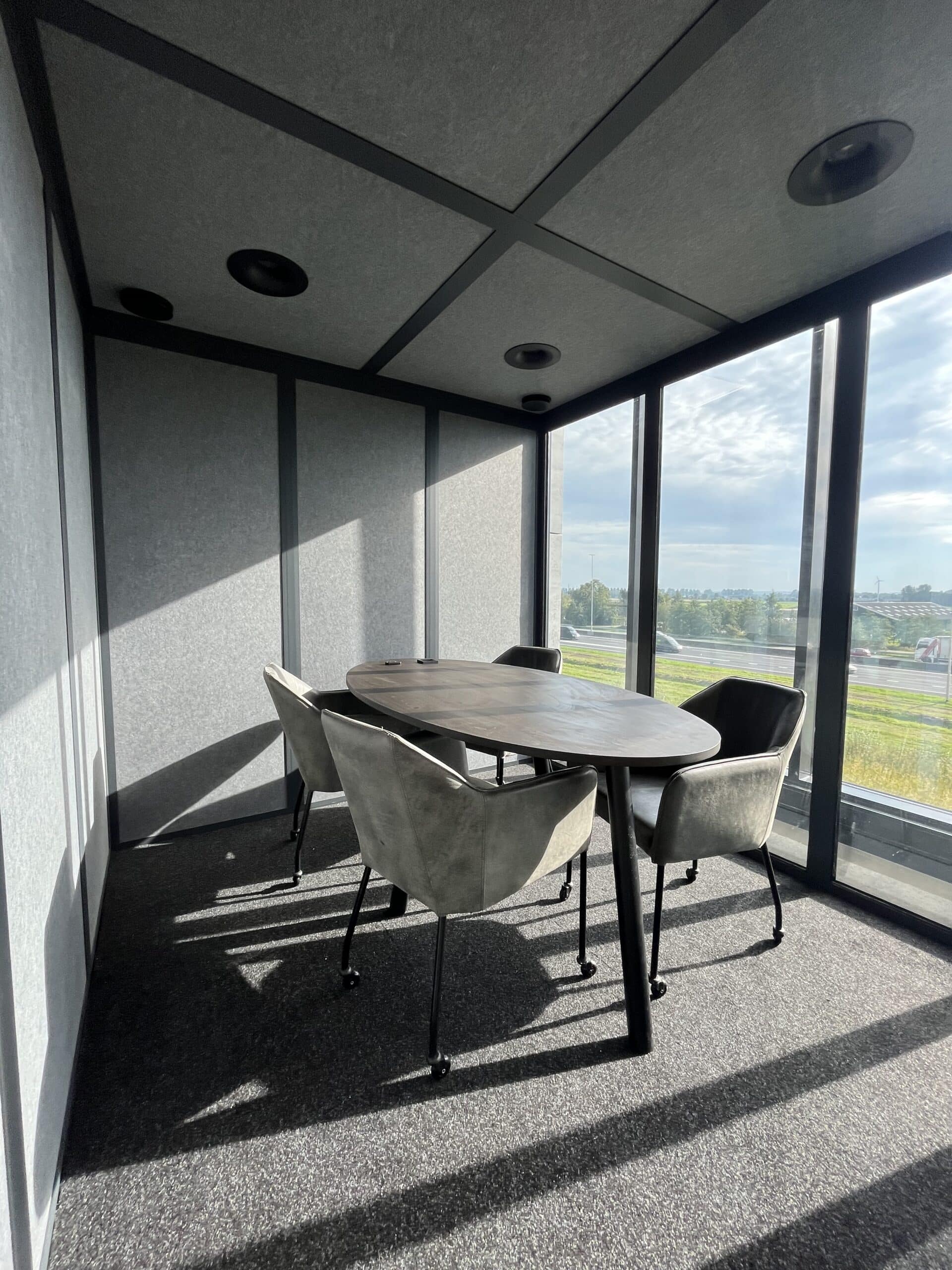 Akoestische Vergadercabine voor 6P – Entrance MeetingBox Venus luxury
