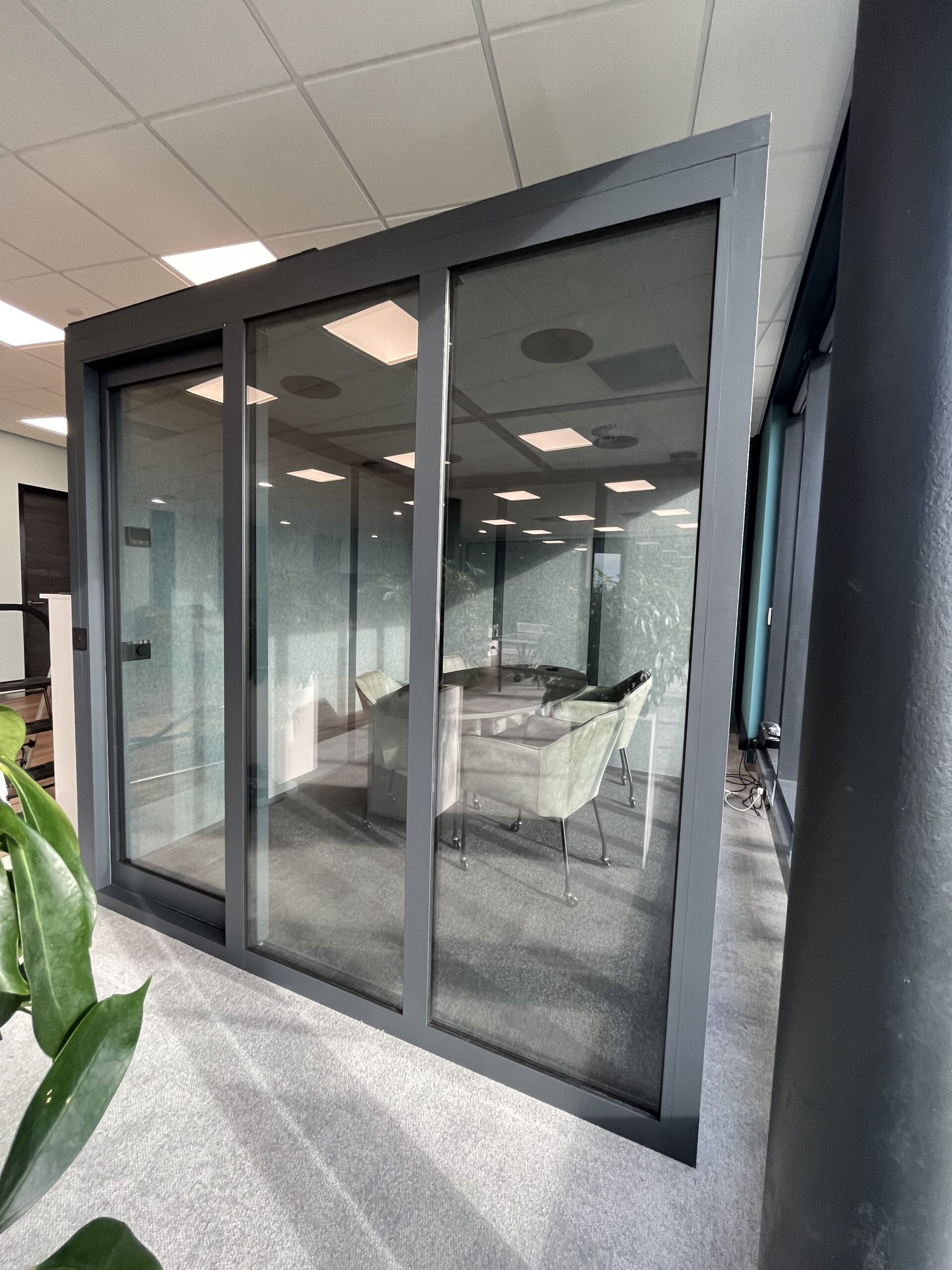 Akoestische Vergadercabine voor 6P – Entrance MeetingBox Venus luxury