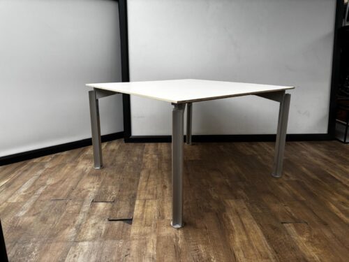 Witte vergadertafel Bulo