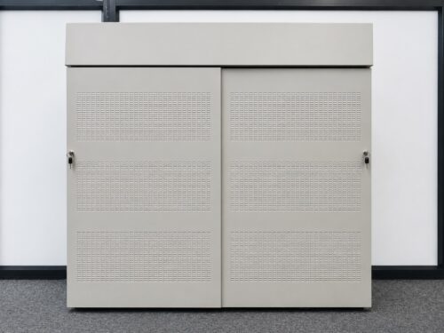 Akoestische schuifdeurkast wit voor katoren die meer rust willen en optie met platen door middel van de platenbak die op de kast zit