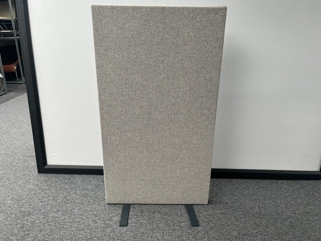 Grijze akoestische wand