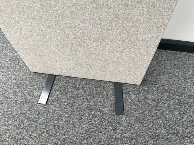 Grijze akoestische wand