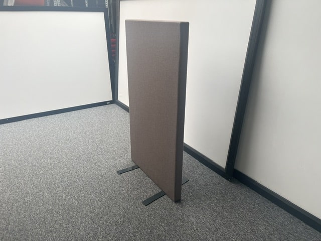 Grijze akoestische wand