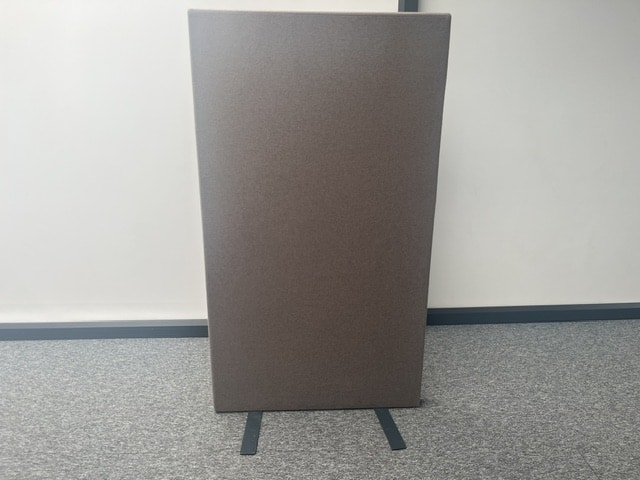 Grijze akoestische wand