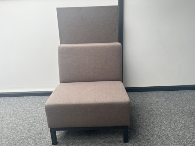 Grijze akoestische wand